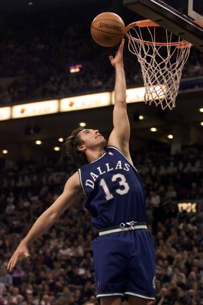 Steve Nash nel 2001 quando vestiva la maglia dei Dallas Mavericks. Il canadese, scelto da Phoenix col numero 15 al draft del 1996, era approdato in Texas nel 1998 e ci rester fino al 2004. (REUTERS)